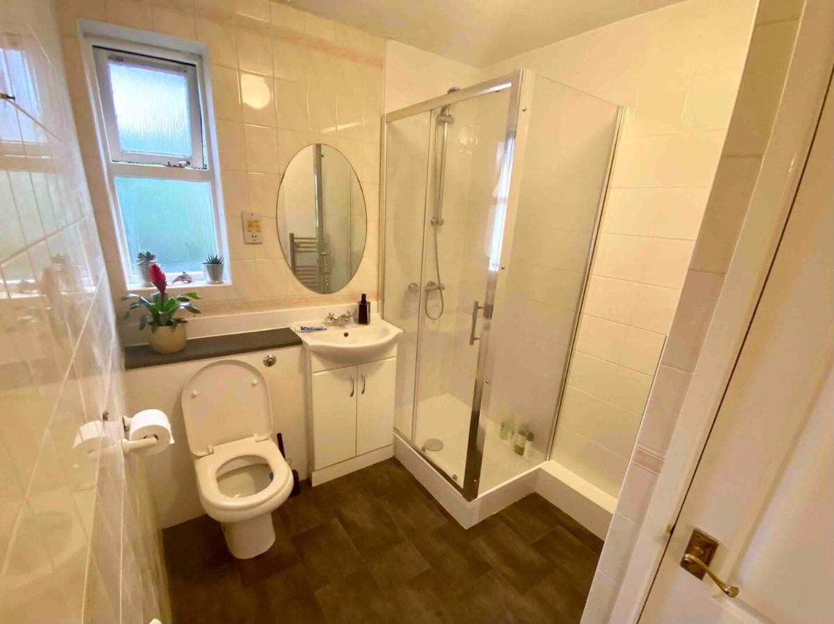 Bright And Comfortable Studio Apartment London Kültér fotó